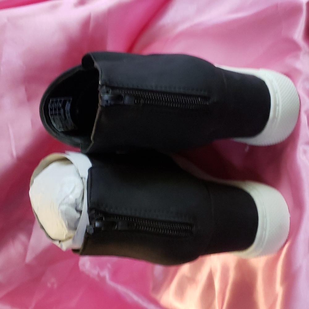 SHOES - Picture 4 of 8